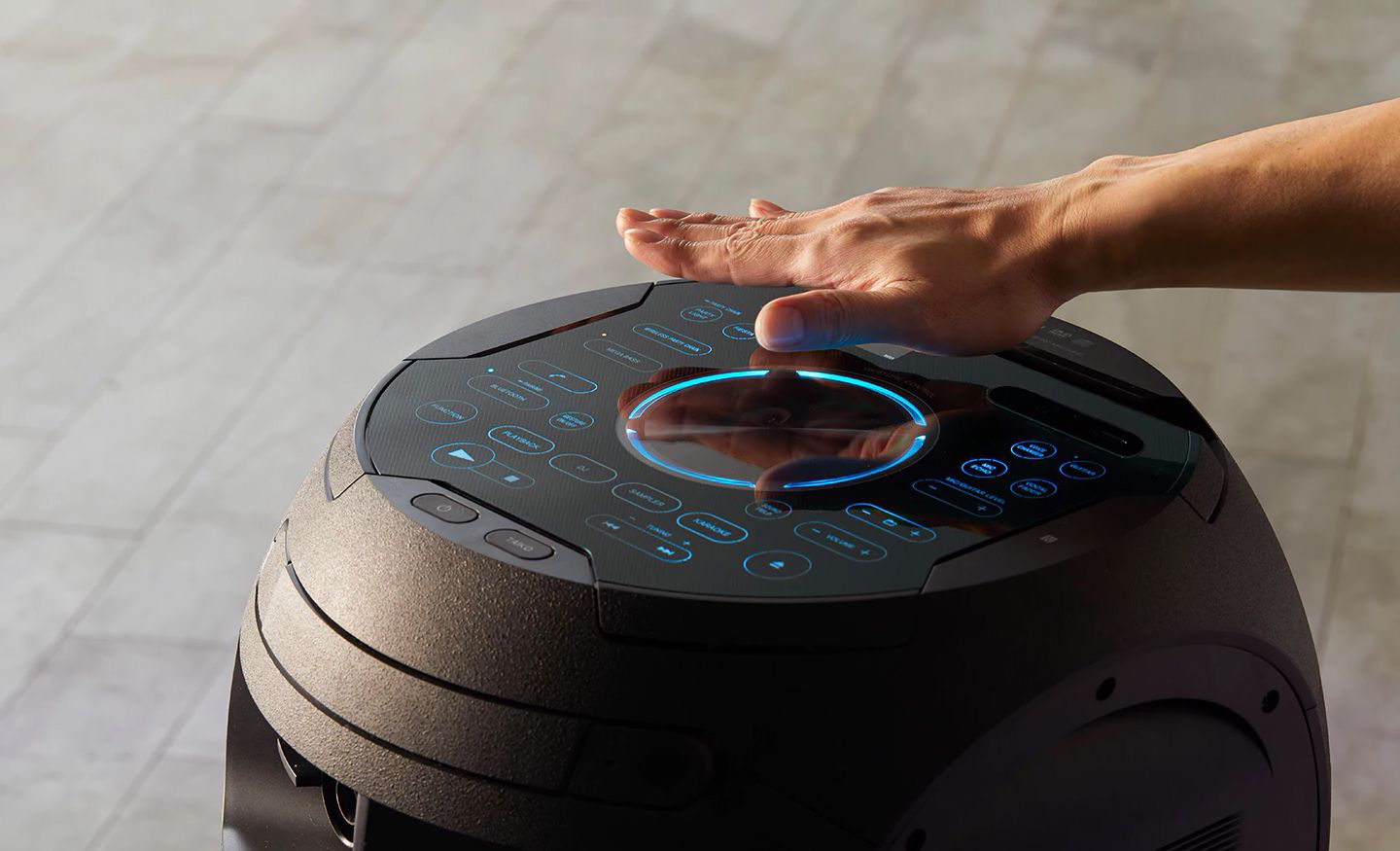 در سیستم صوتی MHC-V81D با استفاده از ژست های حرکتی تبدیل به دی جی شوید